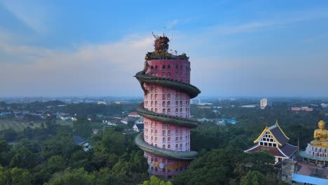 Toma-Reveladora-Cinematográfica-De-4k-Del-Templo-De-Wat-Samphran-Con-Un-Enorme-Dragón-Enrollado-Y-Protegiéndolo-En-La-Provincia-De-Amphoe-Sam-Phran,-Bangkok,-Tailandia