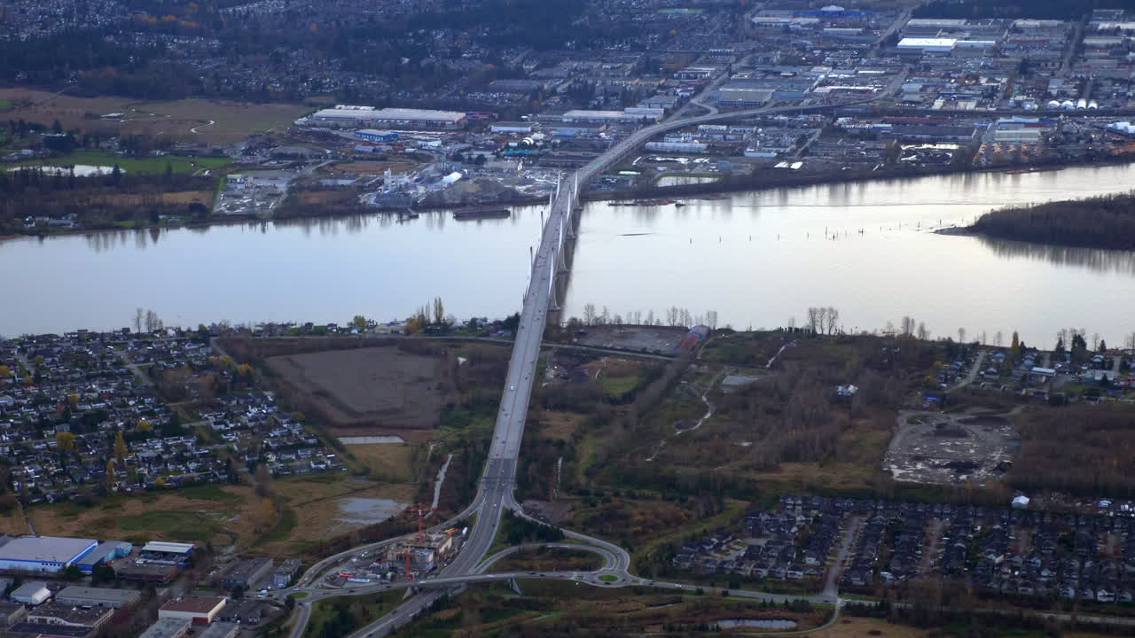 мост "золотые уши" через разбухшую реку фрейзер после недавнего наводнения аэрофотосъемка