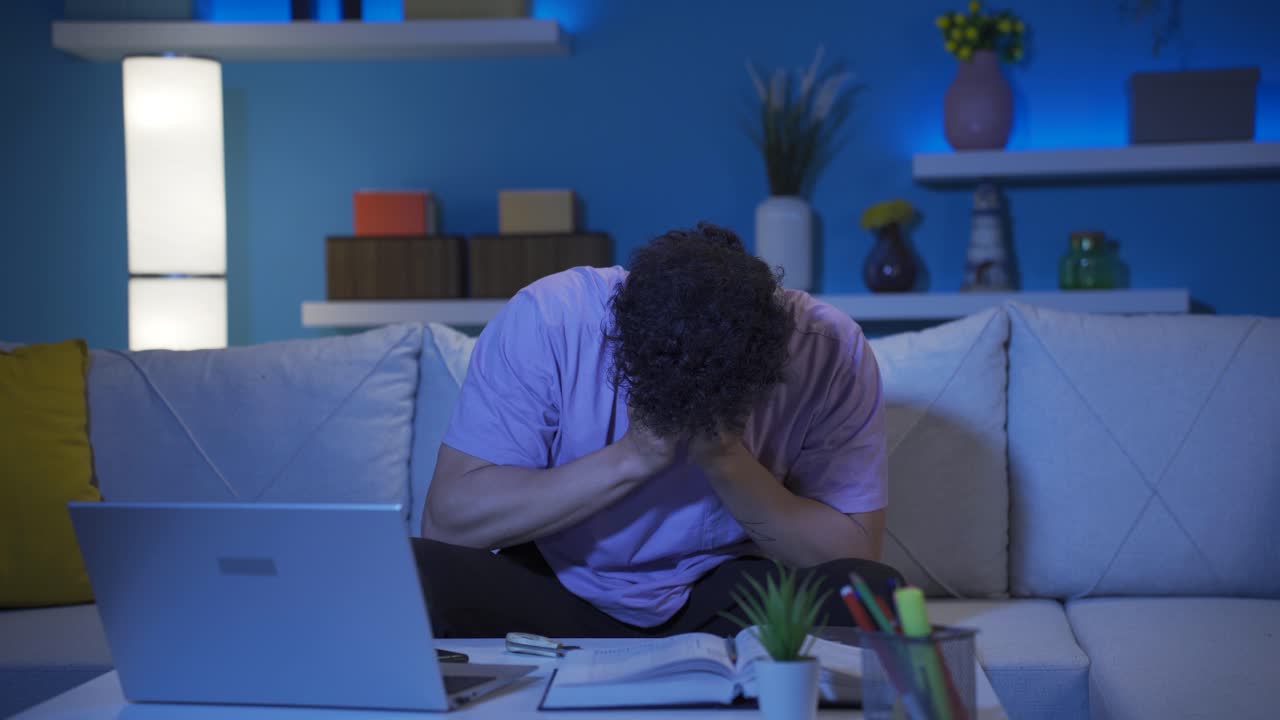Adolescente depresso in profonda difficoltà