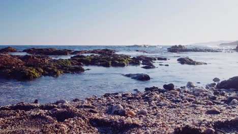 Playa-Rocosa-Tranquila-Y-Vacía