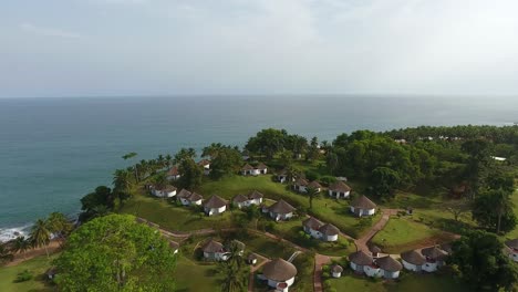 Luftaufnahme-Des-Resorts-Und-Der-Strohdächer-Von-Villen-In-Der-Bucht-Der-Meerjungfrauen-In-San-Pedro-Im-Südwesten-Der-Elfenbeinküste-In-Afrika