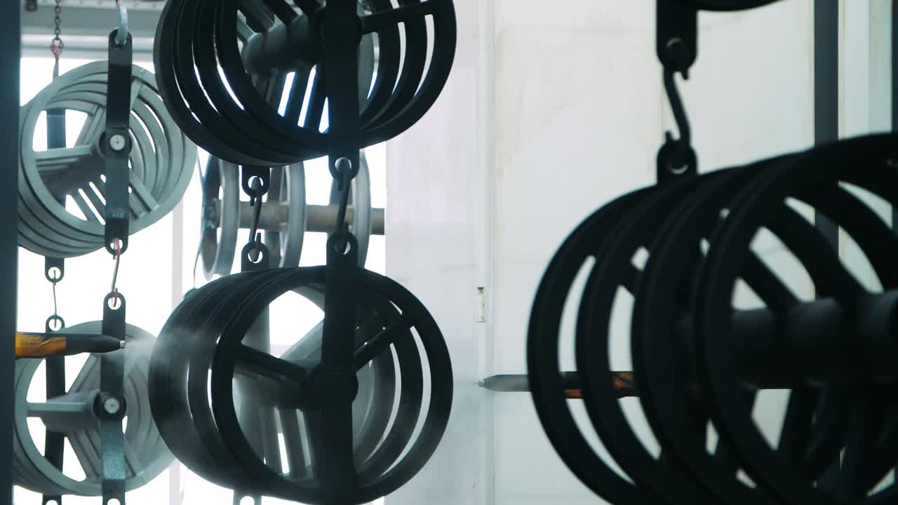 공장에서 금속 제품에 대한 자동 페인팅 라인. 페인팅 커버의 절차