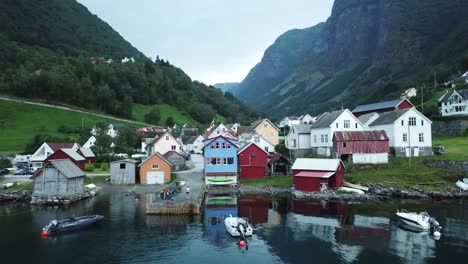 Underdale-Un-Pueblo-Ubicado-En-Los-Fiordos-De-Noruega