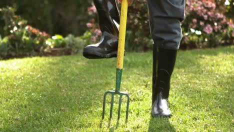 Hombre-Jardinero-Empujando-Su-Tenedor-En-La-Tierra