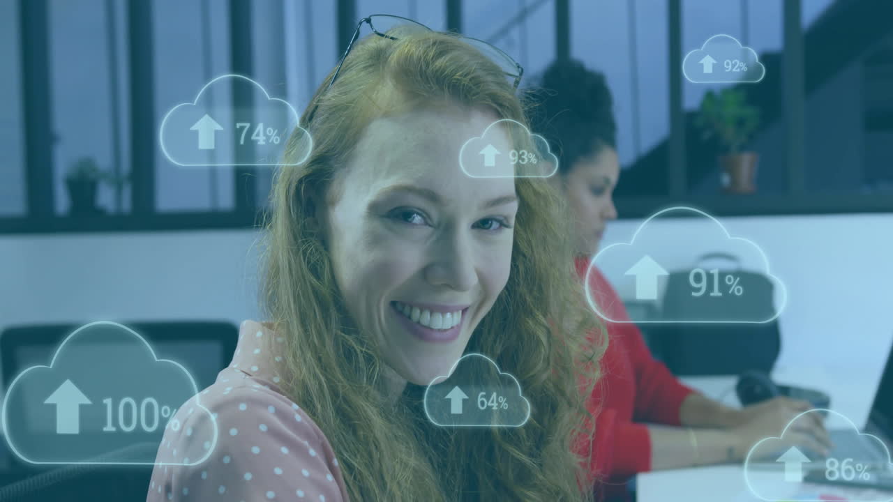 animación de iconos de nubes con un porcentaje creciente sobre mujer de negocios caucásica en la oficina