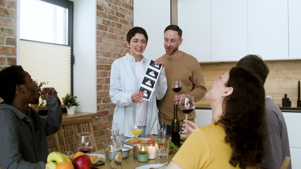 임신 을 발표 하는 부부