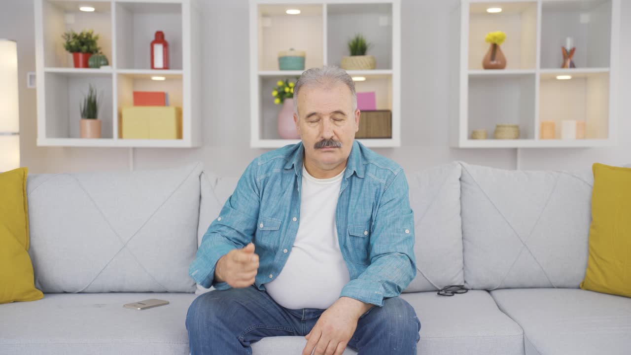 L'uomo che guarda la telecamera e pensa ha un'idea