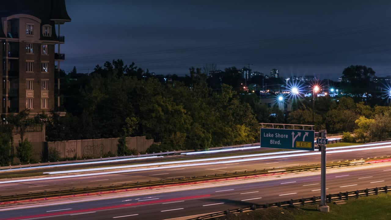 timelapse de tráfico del viaje nocturno en la autopista gardner de toronto