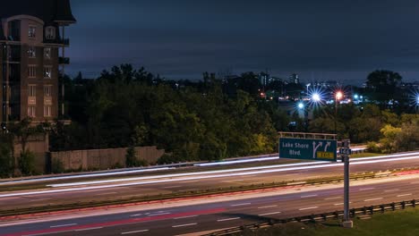 Timelapse-De-Tráfico-Del-Viaje-Nocturno-En-La-Autopista-Gardner-De-Toronto