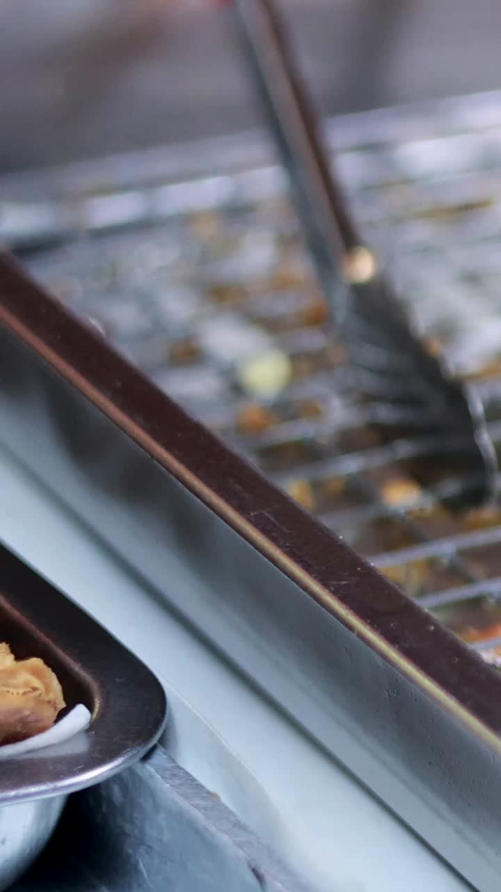 bocadillos fritos que se preparan y se exhiben en bandejas