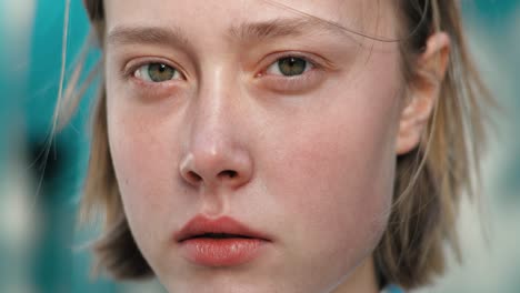 자신감있는 소녀, 아기 얼굴, 카메라에 사려 깊게보고, 바람이 그녀의 머리카락을 불고 있습니다. 예쁜 얼굴, 자연 아름다움 소녀, 초록 눈, 매력적인 소녀, 여성 학생.