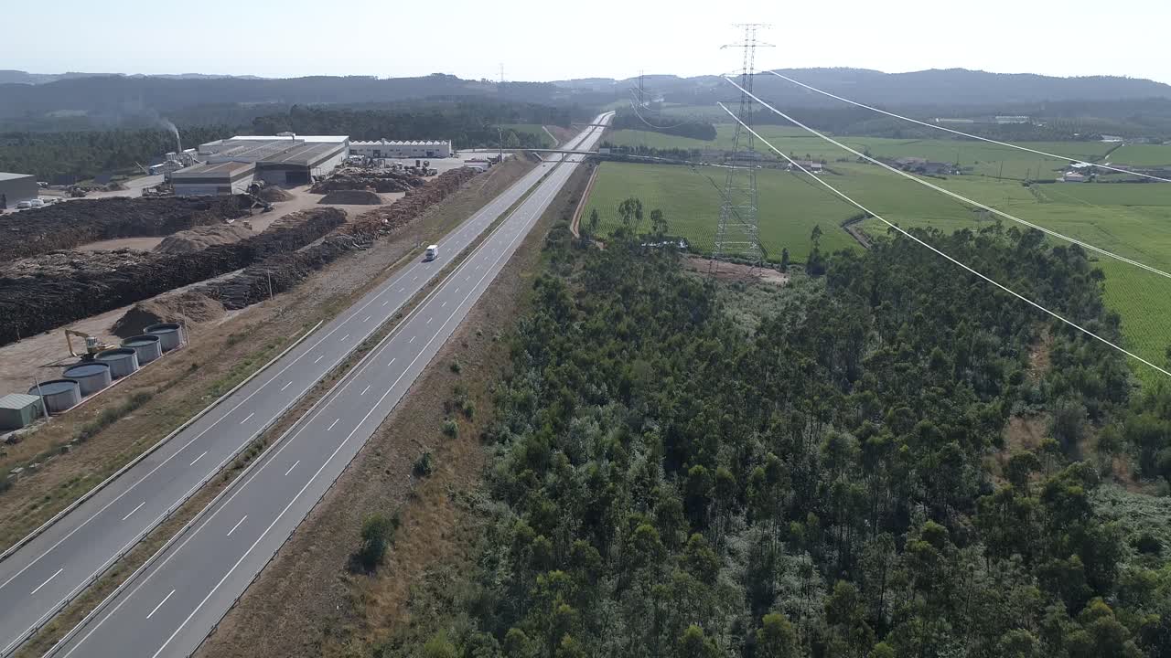 고속도로 와 전기 타워 에 대한 항공 사진