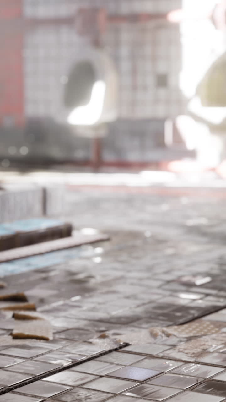 밝은 조명을 가진 버려진 오래된 공공 화장실