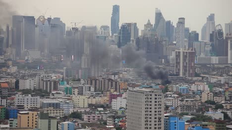 Incendio-4k-En-Una-Comunidad-Poblada-En-La-Ciudad-Metropolitana-De-Bangkok,-Tailandia