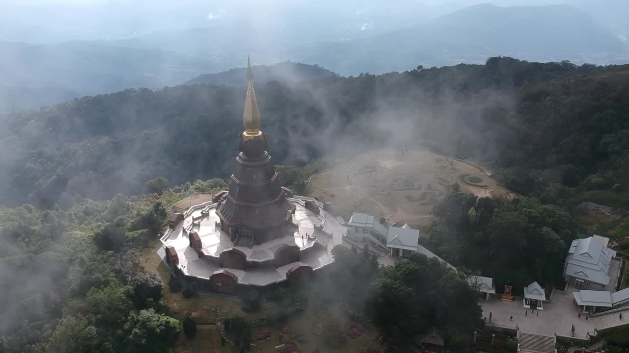 imágenes de drones volando sobre el templo doi inthanon en chiang mai en tailandia con nubes pasando