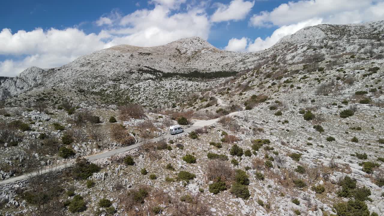구불구불한 산악 도로, sveti jure, park prirode biokovo를 통해 운전하는 캠퍼 밴 rv