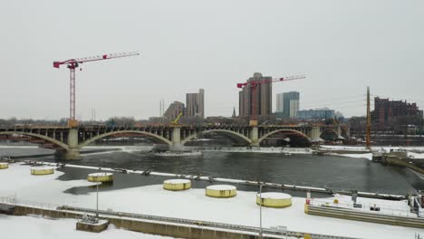 Puente-En-Construcción-En-Un-Día-Nevado-De-Invierno