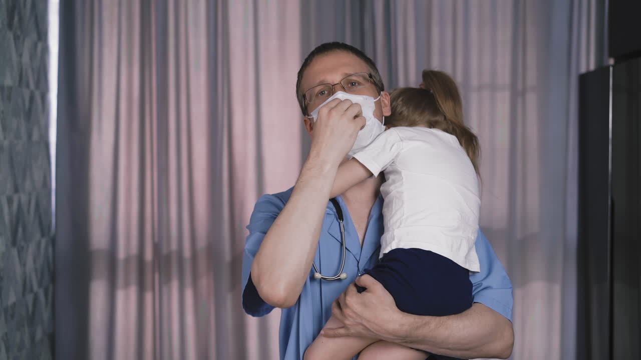 보호 마스크와 안경을 입은 의사의 초상화