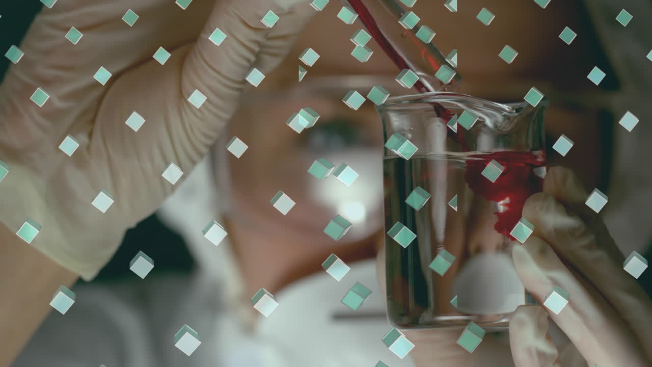 animación de filas de cubos verdes sobre una científica caucásica que sostiene un tubo de ensayo y un vaso