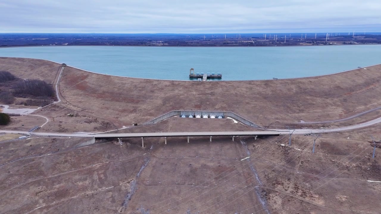 Centrale idroelettrica a pompaggio che genera elettricità, bacino idrico di Ludington, Michigan.