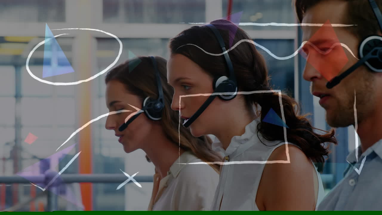 animación de formas sobre personas de negocios que usan auriculares de teléfono