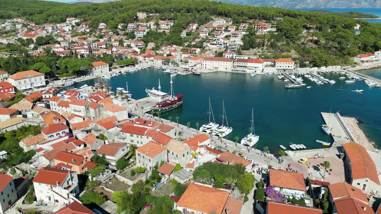 Jelsa, město v Chorvatsku na Hvaru, oddálený letecký pohled dronem, 4K