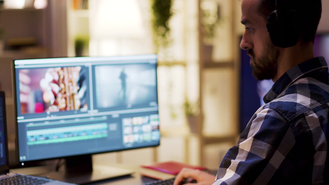 Editor de Vídeo Trabalhando em Projeto no Home Office