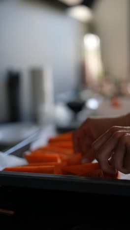 preparación de zanahorias en rodajas para hornear