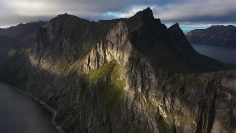 Vista-Aérea-De-Espectaculares-Acantilados-En-La-Isla-De-Senja,-Noruega