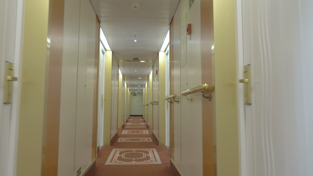 en el pasillo del hotel con interior ligero