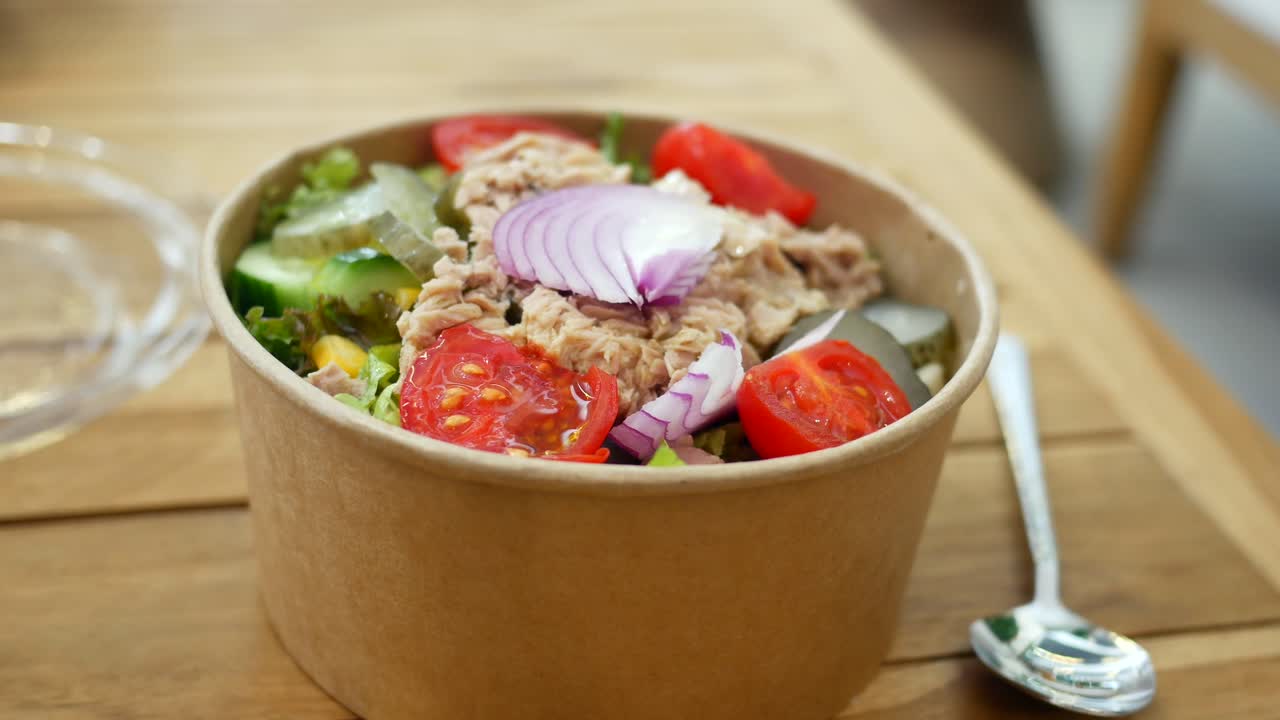 ensalada de atún en un recipiente