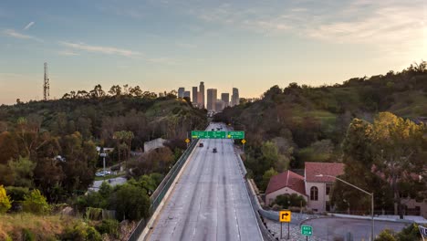 Timelapse-De-Movimiento-Del-Tráfico-En-La-Interestatal-110-Al-Atardecer-Durante-El-Bloqueo-De-Covid-19-En-Los-ángeles,-California,-Estados-Unidos