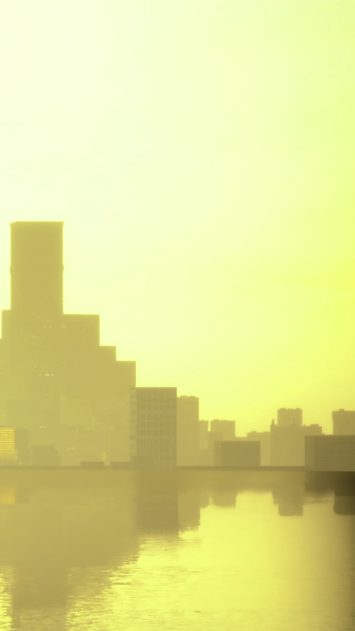 El horizonte de la ciudad reflejado en el agua durante el atardecer con luz amarilla.