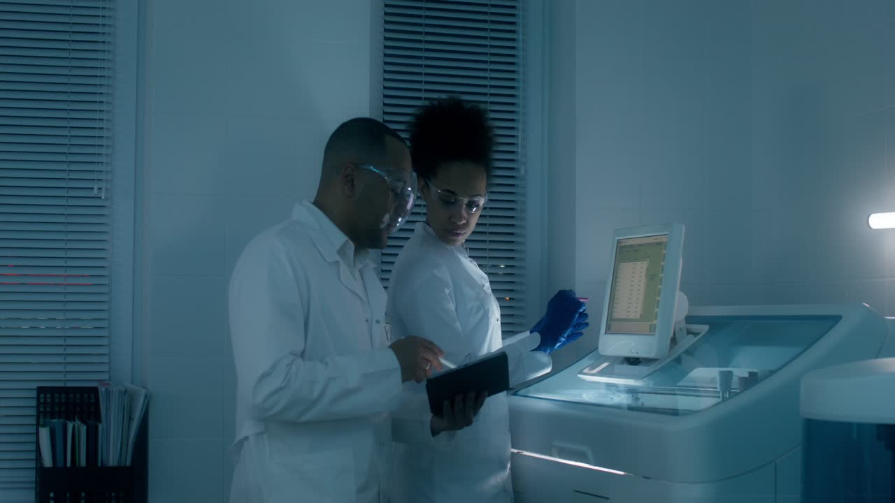 ученые анализируют данные в лаборатории ночью.