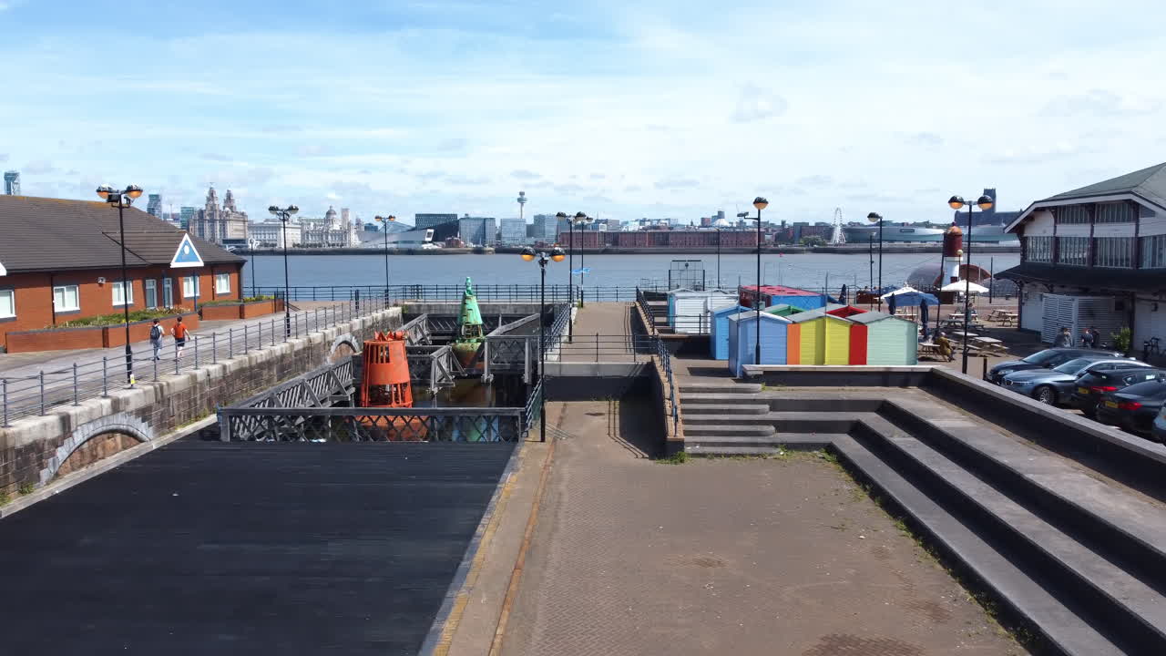 Luftdronebilde av Woodside Birkenhead Ferry Terminal i Wirral, Storbritannia