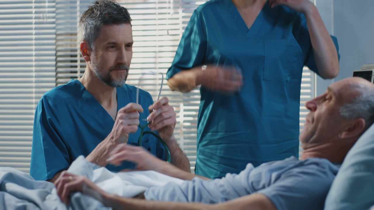 læge undersøger en patient