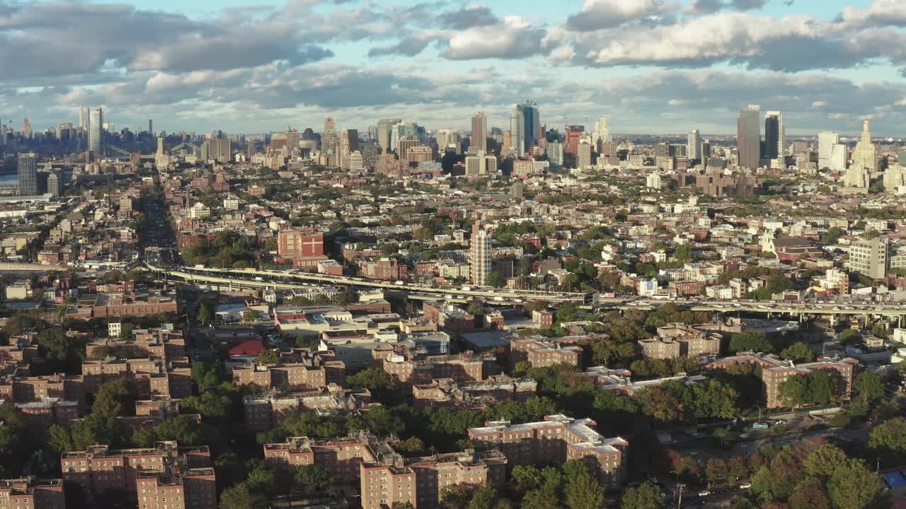 fotografía aérea estacionaria de proyectos de vivienda y la autopista bqe en brooklyn, ciudad de nueva york