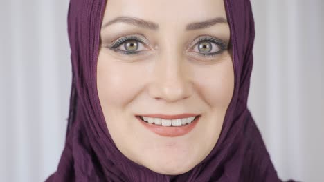 Porträt-Einer-Muslimischen-Frau.-Er-Blickt-In-Die-Kamera-Und-Lächelt.