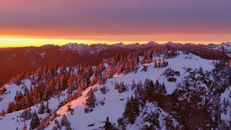 Verschneite-Berglandschaft,-Dramatischer-Wintersonnenuntergang