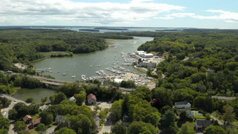 Sobrevolar-Revela-Imágenes-De-Drones-En-El-Centro-De-Yarmouth,-Maine,-Con-Vistas-A-Los-Muelles-De-Barcos