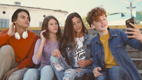 Un-Grupo-De-Adolescentes-Con-Dos-Chicas-Y-Dos-Chicos-Se-Toman-Una-Divertida-Selfie-5