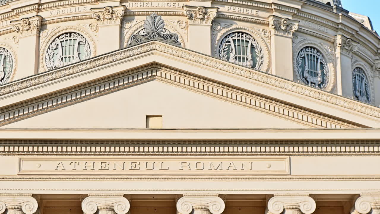 Primo piano dell'Ateneo rumeno a Bucarest, in Romania. Facciata principale dell'edificio realizzata in stile classico.