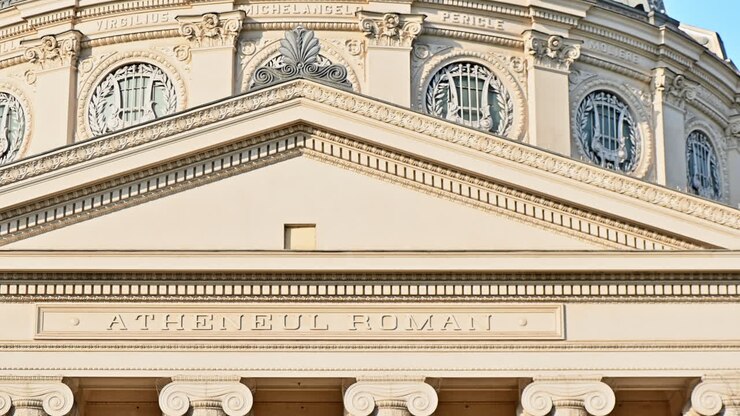 Primo piano dell'Ateneo rumeno a Bucarest, in Romania. Facciata principale dell'edificio realizzata in stile classico.