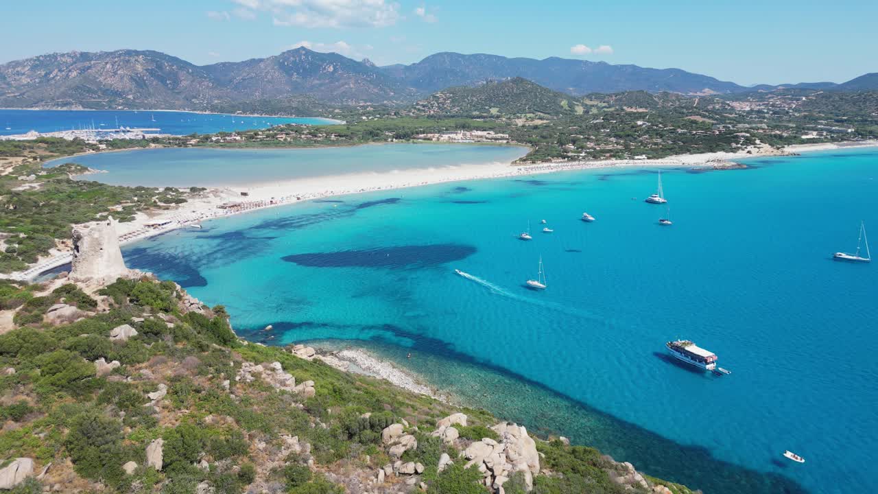 Excursión en barco a la playa de Porto Giunco en Villasimius, Cerdeña, Italia - Aéreo 4k