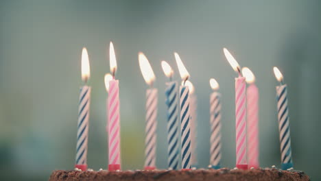 quemar velas en el pastel de cumpleaños. postre dulce para la fiesta. velas de cumpleaños