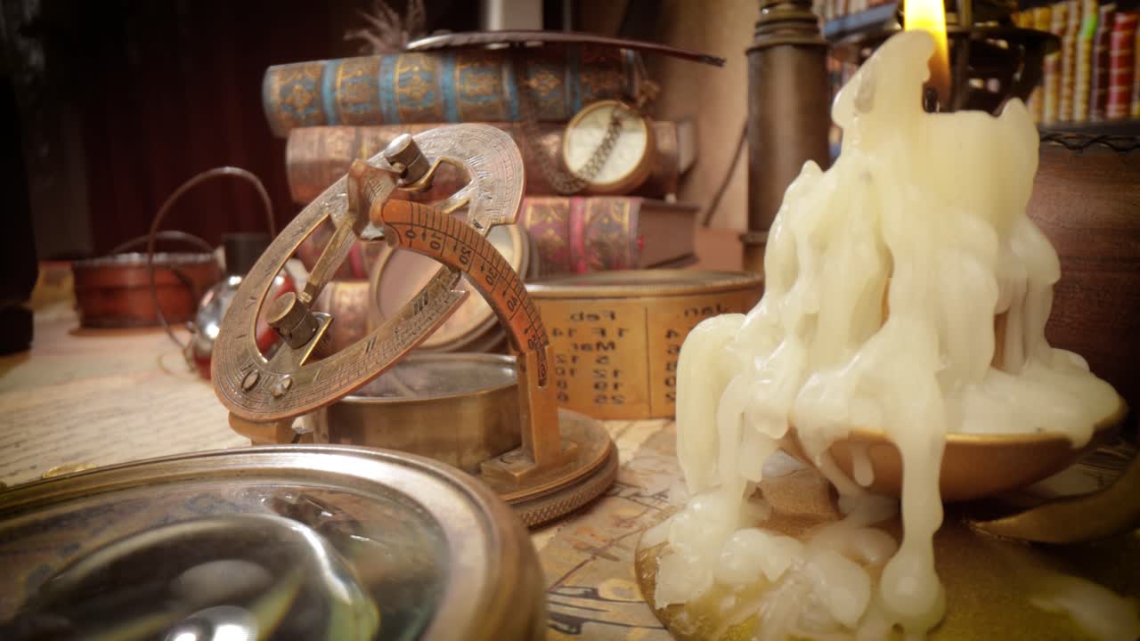 빈티지 스타일의 여행과 모험. 빈티지 오래된 나침반과 테이블에 있는 다른 빈티지 물건들.