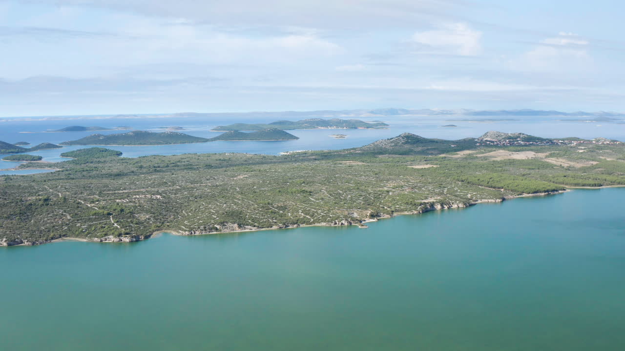 vista aérea del lago vransko en la isla de cres, mar adriático en croacia - disparo de drones