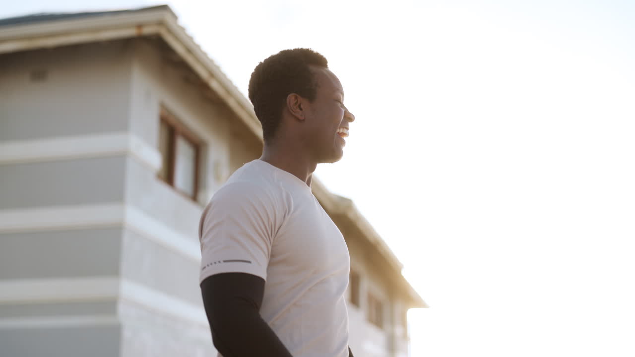 Homem negro, relógio e fitness em triunfo