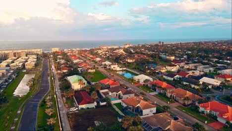 Eine-Langsame-Drohnenaufnahme-Von-Gebäuden-Und-Mietobjekten-In-Melbourne,-Florida