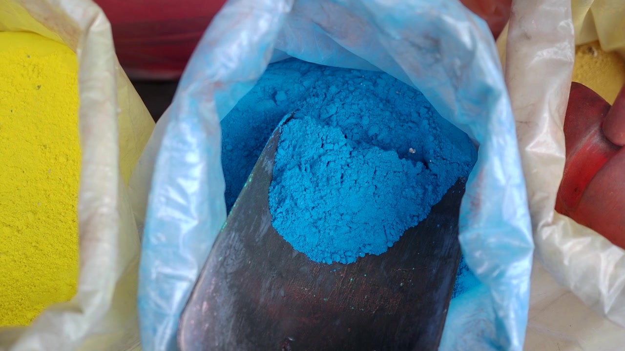 Plastik poşetlerde canlı mavi ve sarı pigment tozları